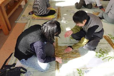 竹細工を編む