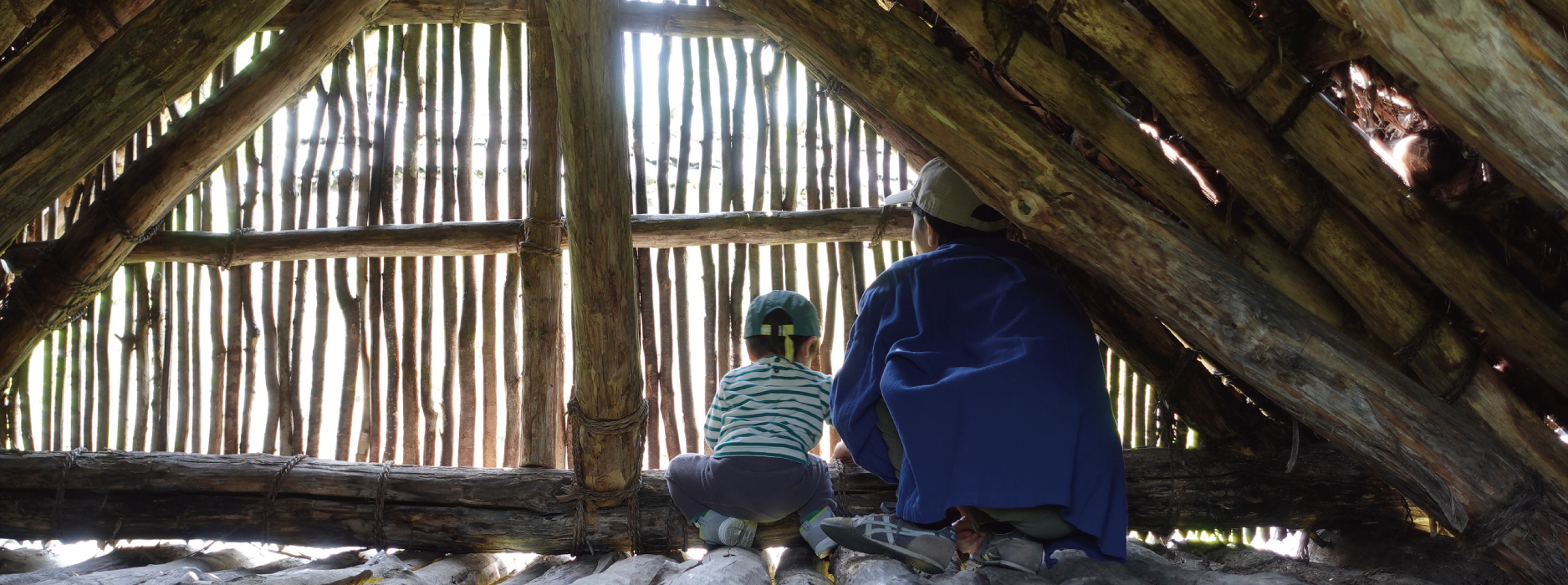 公園の景色を眺める親子