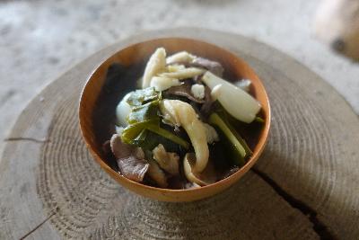 スープを盛りつけます